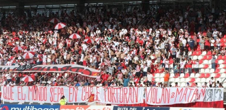 Senadora Rincón acusó descriterio por multa a hinchas que pusieron lienzo en partido de Curicó Unido