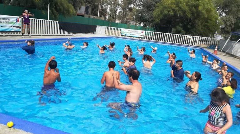 Taller de Boxy Acuático se desarrolla en la piscina del Parque Cerro Condell