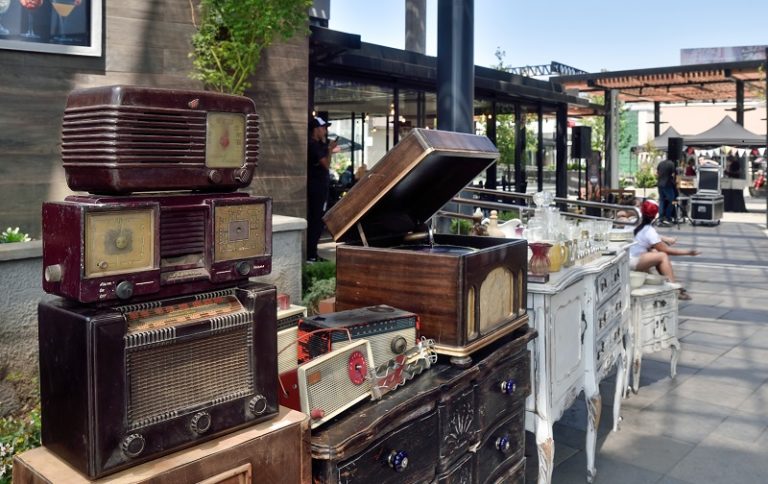 Mall Curicó inauguró “Venta de Garage” con exposiciones de autos, vinilos y antigüedades