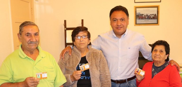 Entregan credenciales de rebaja en transporte para adultos mayores de Licantén