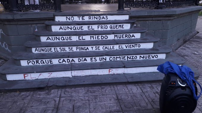 Profesor deberá pagar $960 mil pesos por escribir versos de Benedetti en la Plaza de Talca