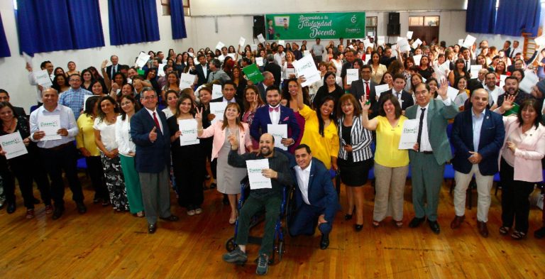 Más de doscientos docentes del DAEM Curicó recibieron titularidad por Decreto Alcaldicio