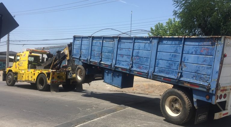 Municipio de Curicó continúa retirando vehículos abandonados en la vía pública