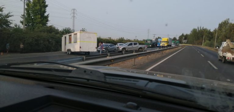Colisión entre camioneta y casa rodante en Itahue deja un menor de tres años lesionado