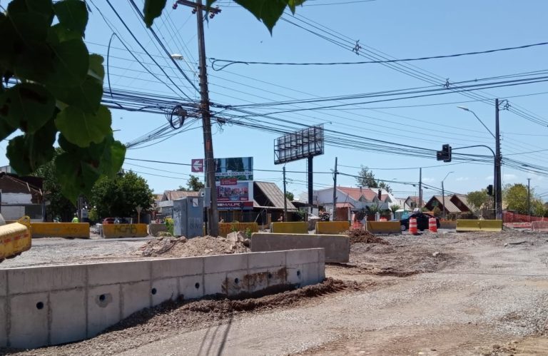 Construcción de colector de aguas lluvias genera desorden vial entre Rauquén y Avenida Alessandri en Curicó