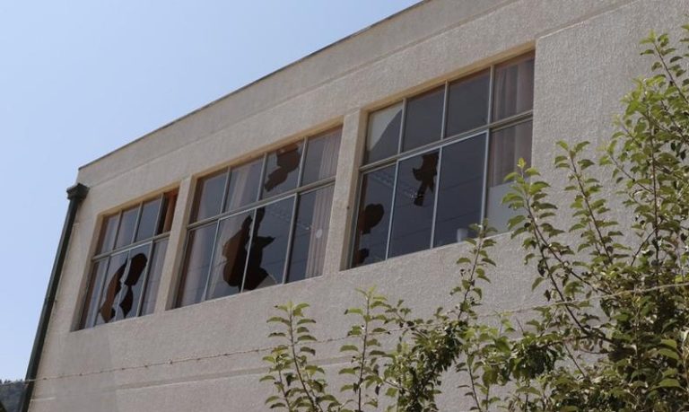 Ventanales y vidrios de Liceo de Licantén fueron apedreados por desconocidos