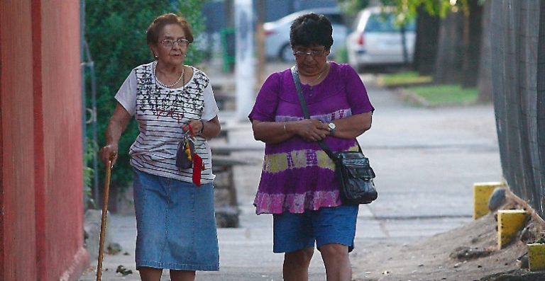 Vecinos de Población John Kennedy en Curicó contarán con reposición de veredas
