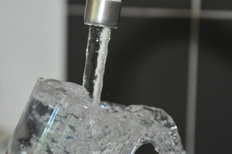 Beber agua de la llave no provoca cáncer: su cloración salva vidas