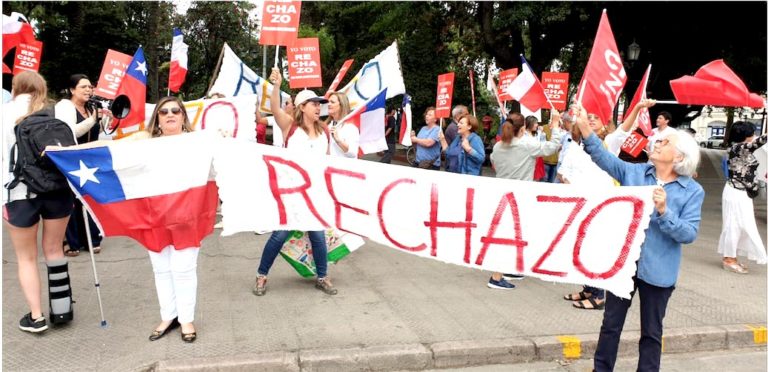 Adherentes al “Rechazo” de la Nueva Constitución realizaron banderazo en Curicó
