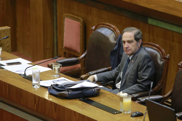 DW apunta al ministro Larraín de ser