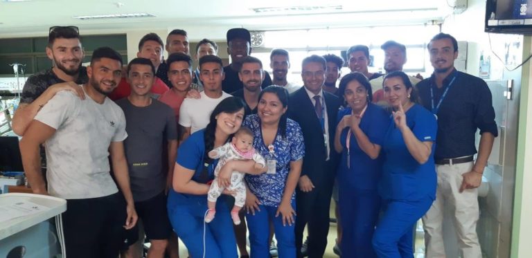Jugadores de Curicó Unido realizaron visita al Hospital Base de la ciudad