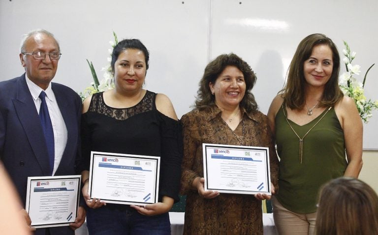 Pequeños y micro empresarios de Curicó recibieron certificados de inglés y computación