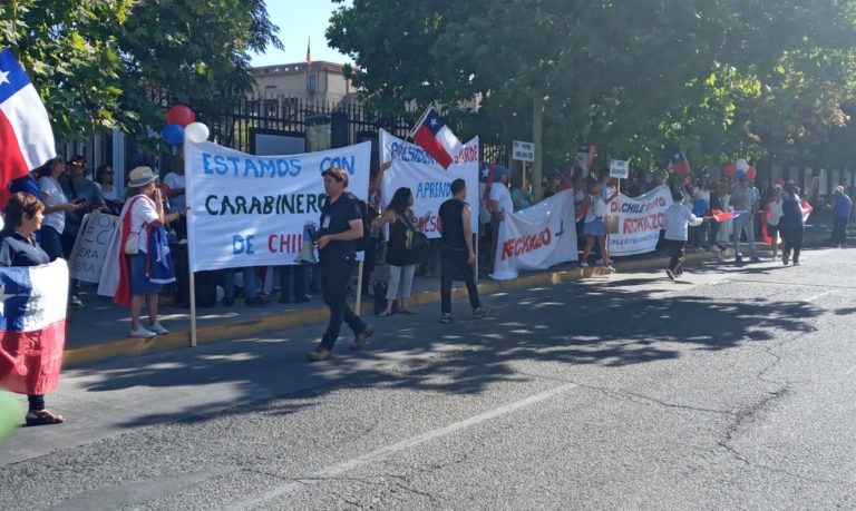 Cerca de 500 personas participaron en marcha por el "rechazo" a la nueva Constitución