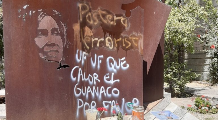 Extremistas profanan con rayados la tumba de Gladys Marín en el Cementerio General