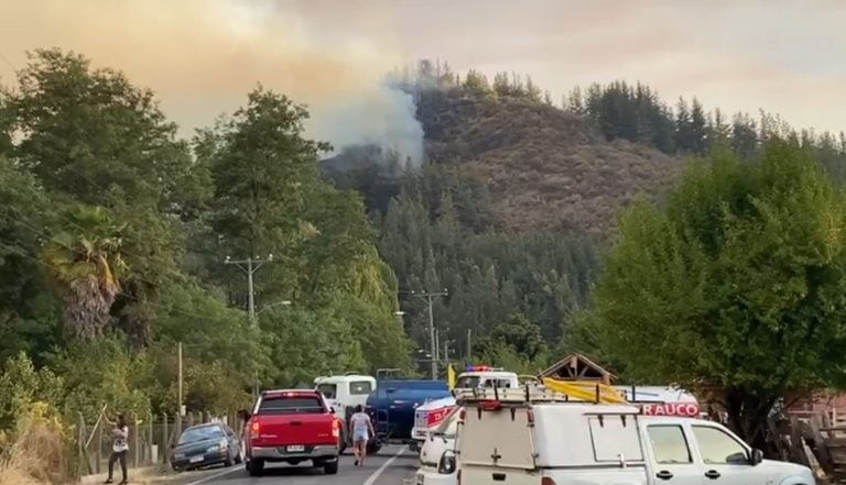 Nuevo foco de incendio en Romeral: Dos viviendas consumidas y otras en peligro