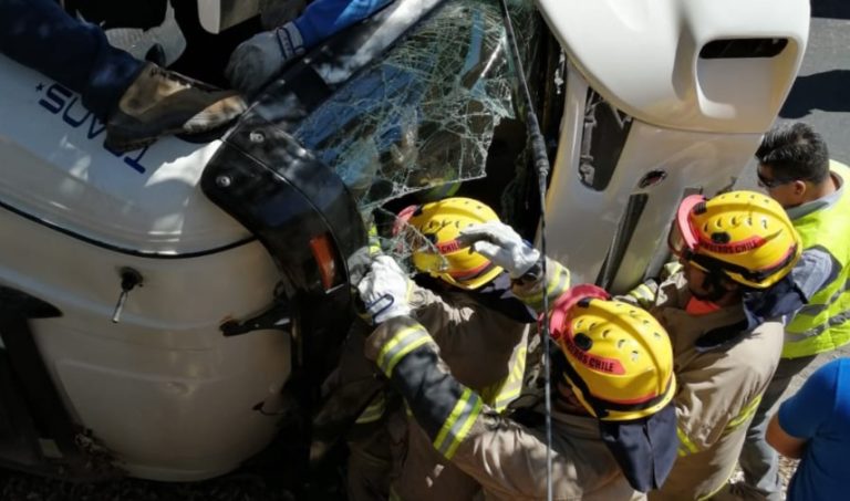 Camión que transportaba madera vuelca en Villa Prat: chófer quedó atrapado