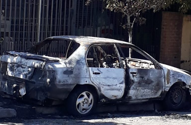Vehículo habría sido incendiado intencionalmente en Población Aguas Negras de Curicó