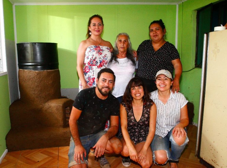 Adulta mayor de Santa Fe recibió estufa sustentable para calefaccionar su hogar