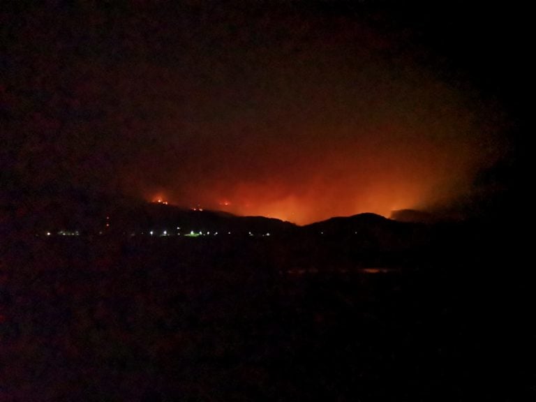 Continúan trabajos para combatir incendio forestal en Molina