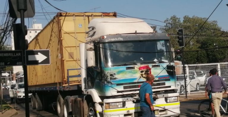Camión destruyó tendido eléctrico en el centro de Curicó