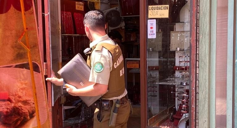 Sujeto encapuchado realizó millonario asalto a joyería de Curicó