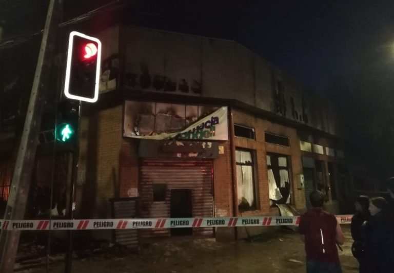 Desconocidos incendiaron Farmacia Condell en Curicó y causaron millonarios daños