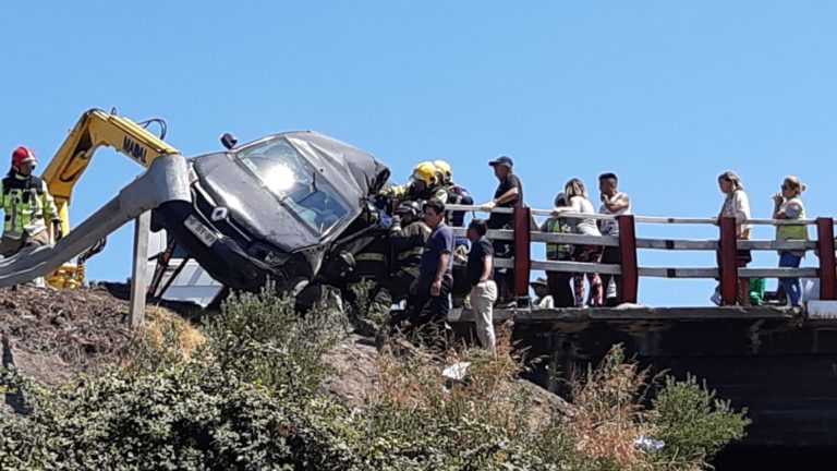 Vehículo chocó contra barrera y quedó colgando en paso superior de Maquehua