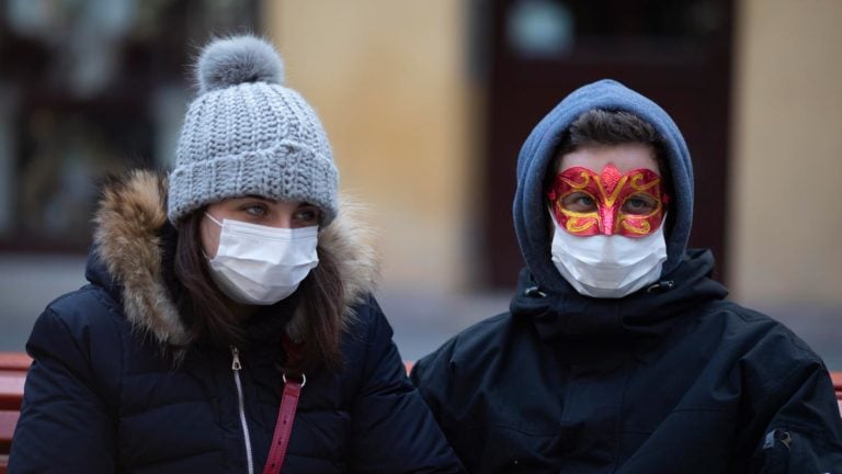 ¿Por qué el coronavirus nos parece incluso más peligroso de lo que es?