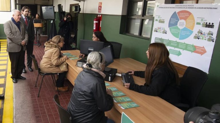 Carabineros abren cupos de trabajo para atender público en comisarías