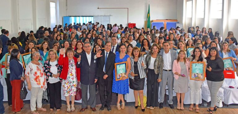 Municipio y Daem de Curicó homenajearon a más de 50 mujeres destacadas en la comuna
