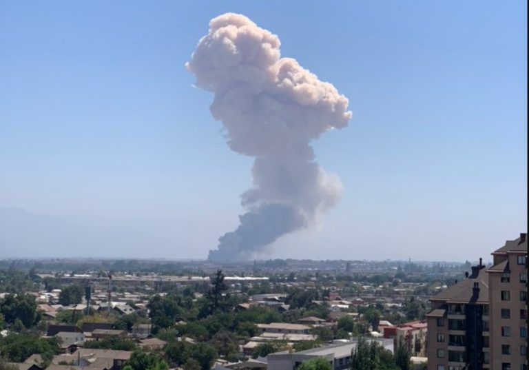 Explosión genera incendio de una bodega en las cercanías al Aeropuerto de Santiago