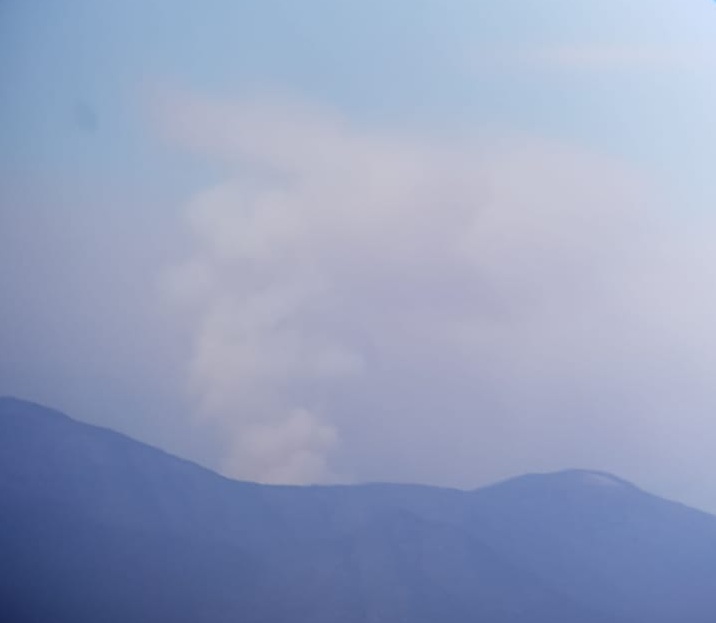 Voluntarios denunciaron que no los dejan subir a combatir incendio forestal en Molina