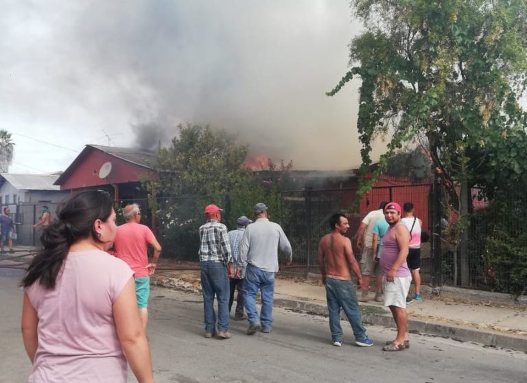 Incendio en sector La Obra de Los Niches dejó tres adultos mayores damnificados