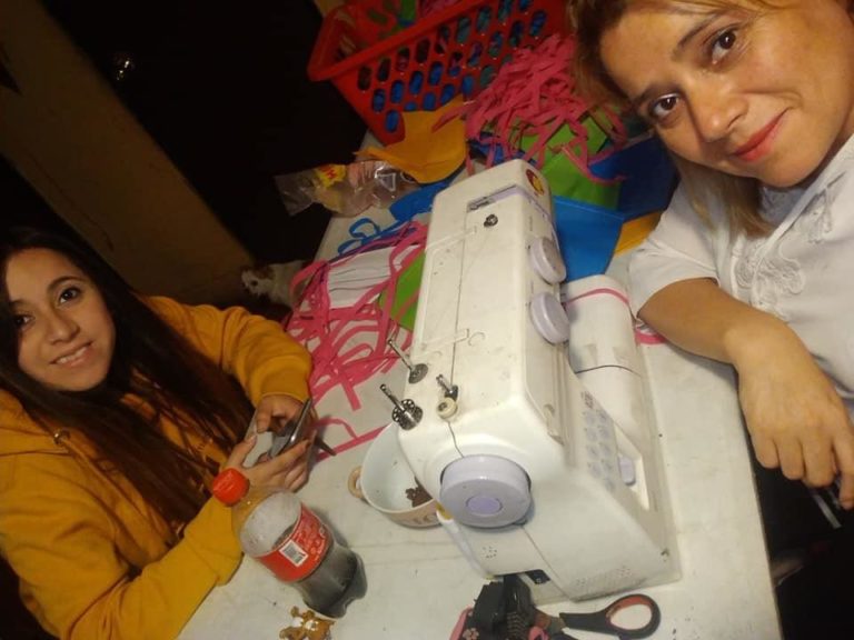 Curicana confecciona mascarillas para regalar ante el coronavirus