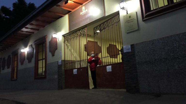 Contraloría instruye a municipio de Curicó recalcular pago de horas "no trabajadas" por administrador de cementerio local