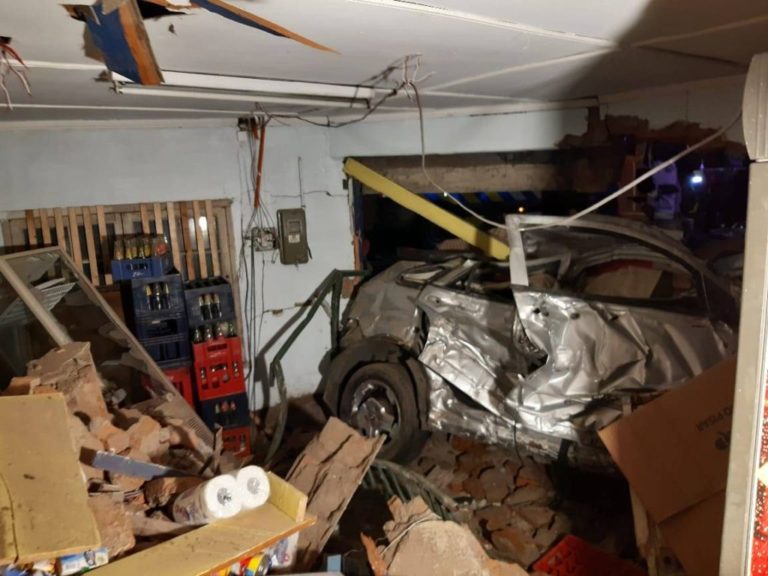 Auto queda incrustado en vivienda y deja tres muertos en Lirquén