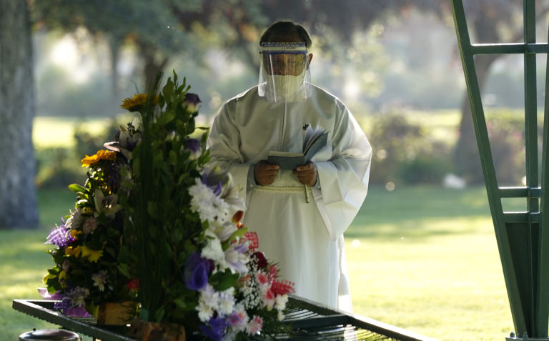 Anuncian sumario por funeral que no respetó protocolos de coronavirus en Constitución