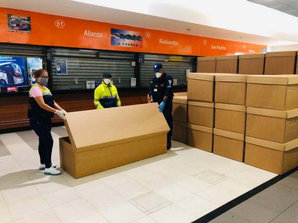 Ataúdes de cartón: La desesperada solución de Ecuador a la emergencia por coronavirus