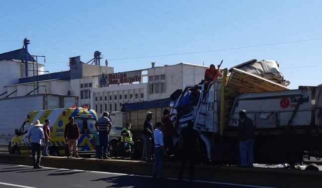 Colisión de tres camiones dejó un lesionado en Ruta 5 frente a Curicó