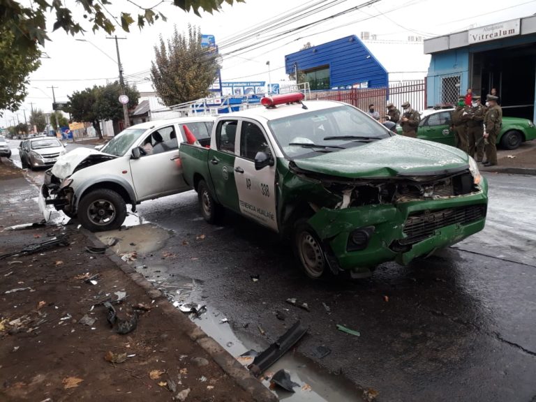 Vehículo de Carabineros de la Tenencia de Hualañé colisionó en Curicó