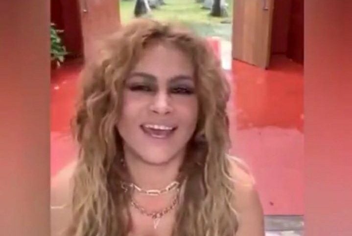 Polémico show de Paulina Rubio en cuarentena: olvidó letras, melodías, desafinó y saludó a Thalía