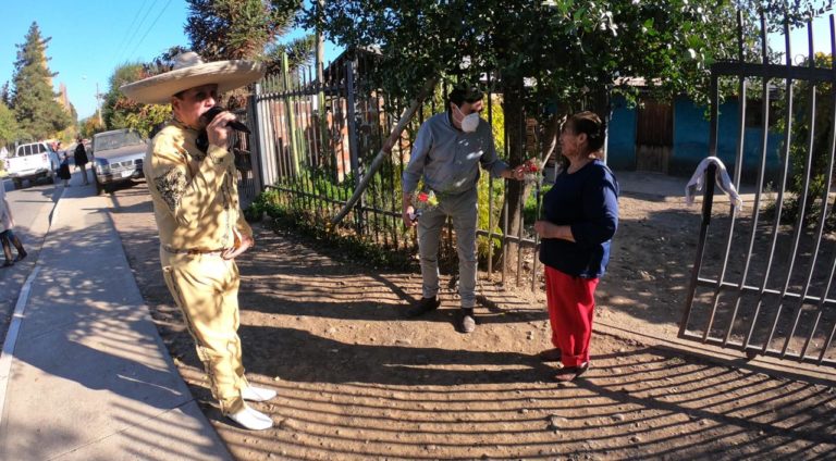 Mamás de Romeral recibieron sorpresa musical en la puerta de sus casas