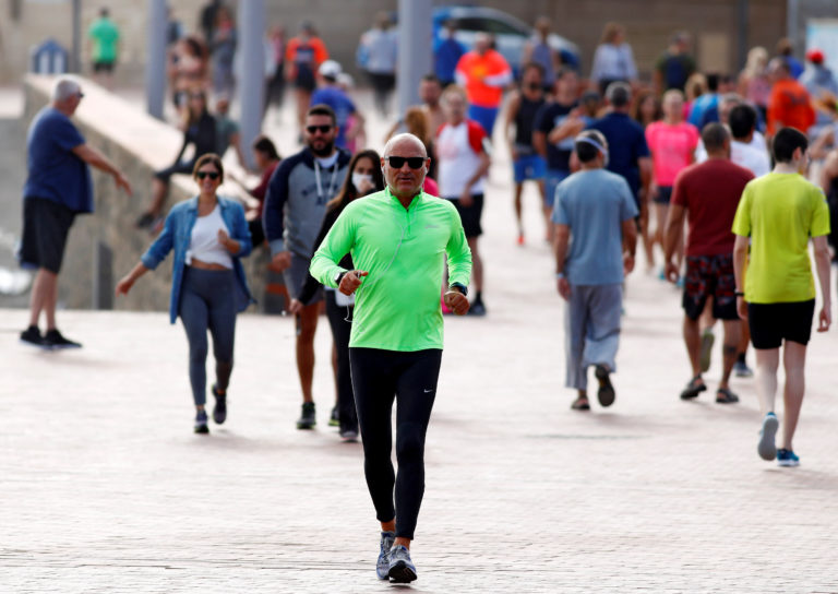 Tras 48 días de cuarentena españoles salen a pasear y a hacer deporte