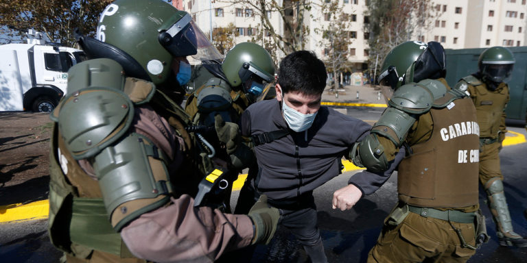 Carabineros lleva adelante ola de detenciones contra la prensa durante manifestaciones por el Día del Trabajador