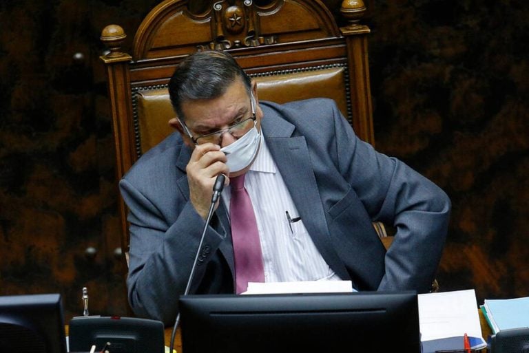Senador Quinteros afirma que enfermera que le realizó el test PCR lo autorizó a viajar sin esperar resultados