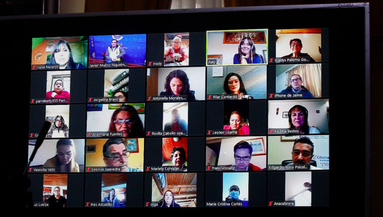 Mujeres de Curicó participaron en conversatorio virtual por el día de la madre
