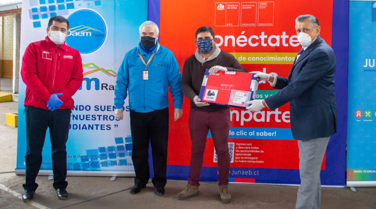 105 alumnos de Rauco recibieron computadores
