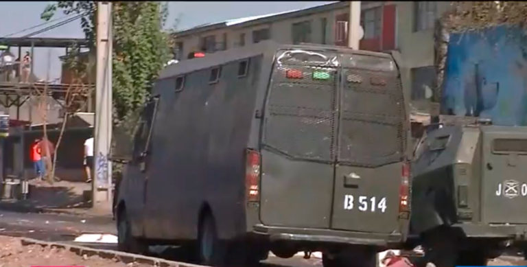 Vecinos de El Bosque se enfrentan a Carabineros tras protestar por falta de ayuda y alimentos tras inicio de cuarentena