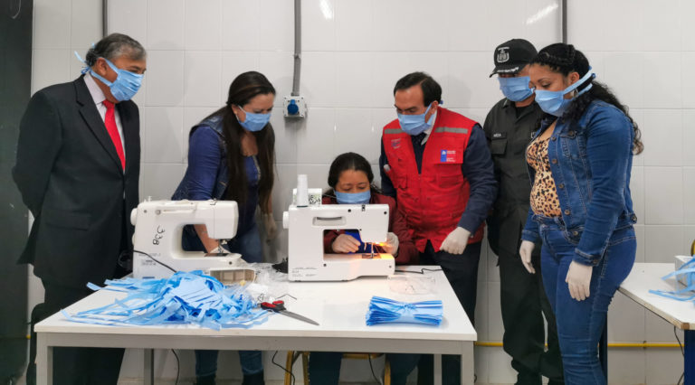 Internas reciben máquinas de coser para la confección de mascarillas
