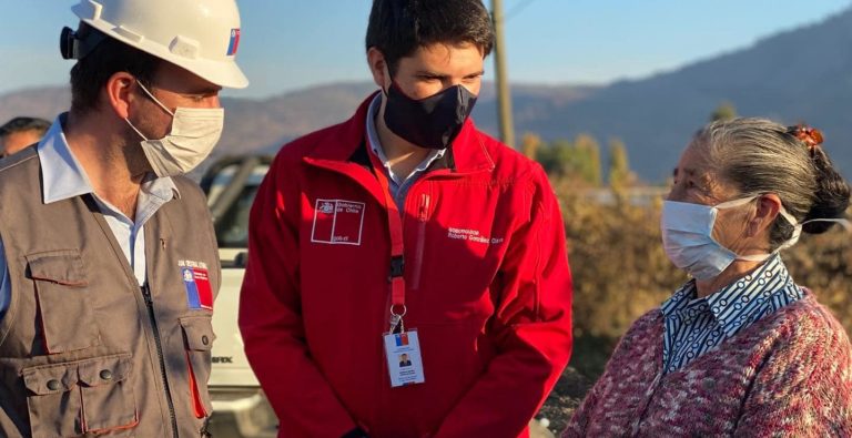 Autoridades visitaron obras de pavimentación y agua potable rural en Sagrada Familia